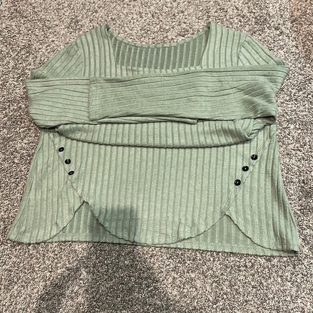 Green long sleeve sweater, buttons on bottom